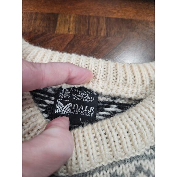 Vintage DALE OF NORWAY Classic Crème Fair Isle Wool Knit Ski Deer Sweater Large - Picture 3 of 6